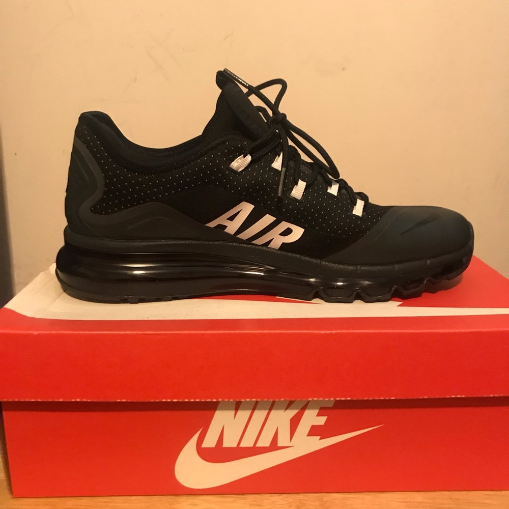 Tennis shoes
